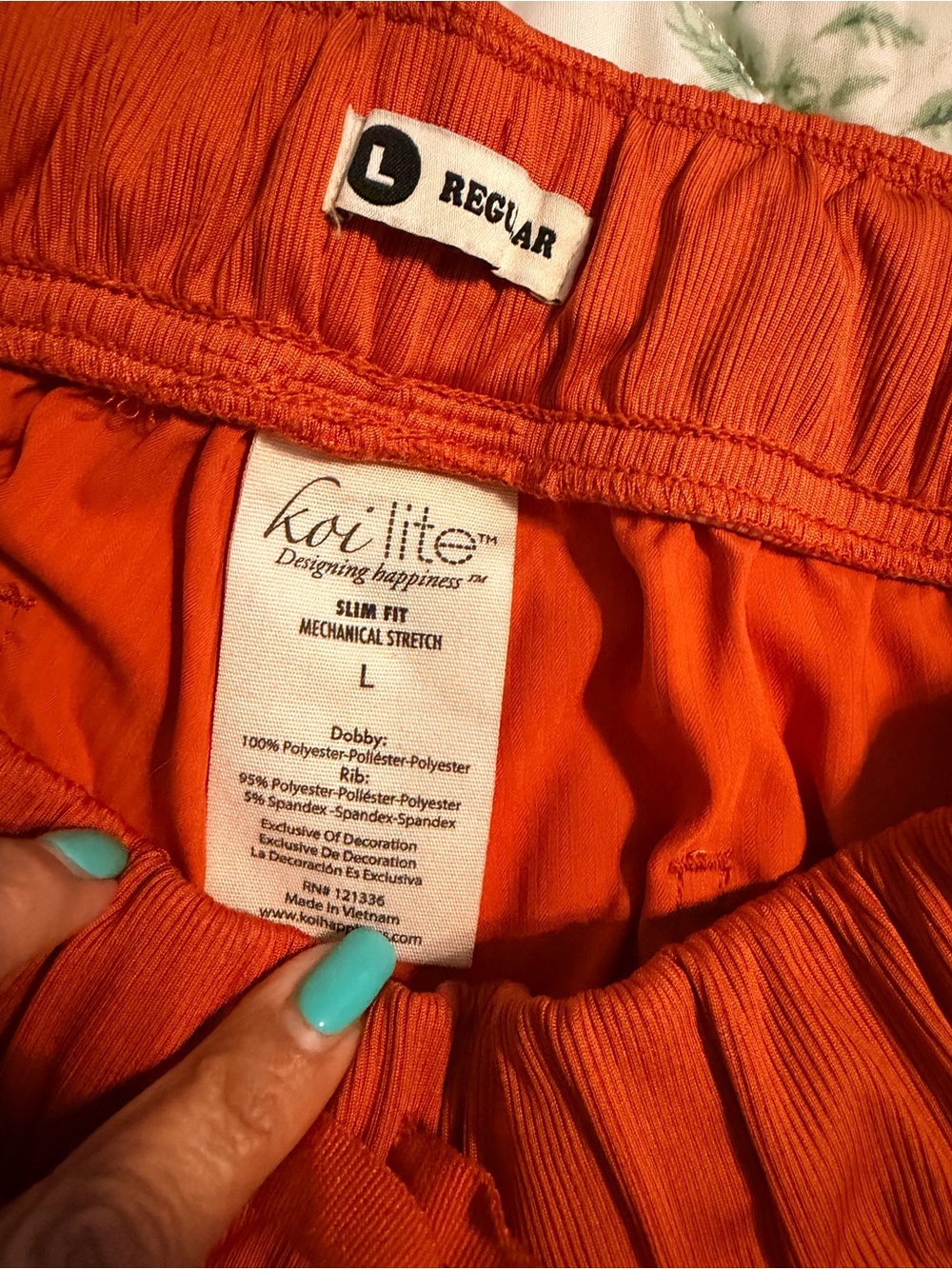 Koi lite scrub set in a teracoda/rust color. Top is a xl, pant a large, - Picture 7 of 10